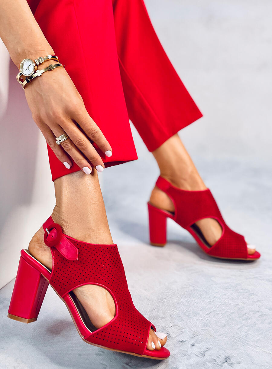 Červené sandále dierkované