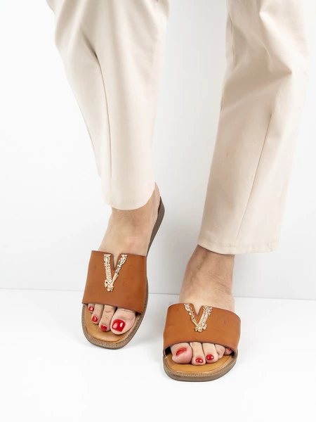 Modne klapki damskie Versa w kolorze Camel