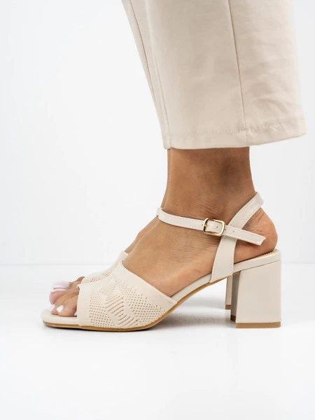 Sandały na obcasie z ażurowym wzorem w kolorze Beige