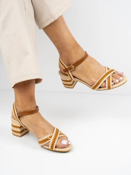 Sandały z paskami plecione eleganckie w kolorze Camel