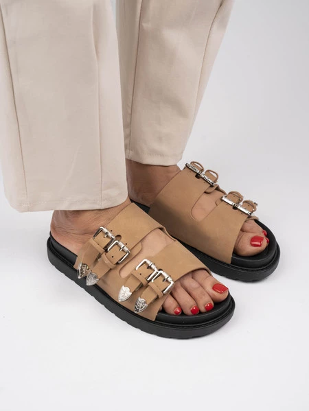 Klapki damskie z klamrami i skórzanymi paskami w kolorze Camel