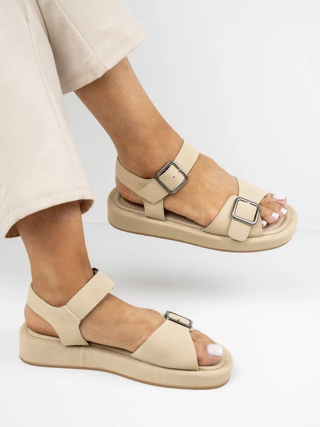 Sandały płaskie damskie z klamrą w kolorze Apricot