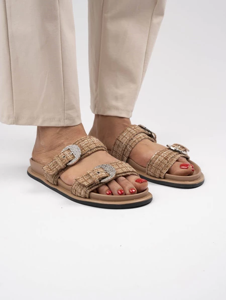 Klapki płaskie z ozdobną klamrą w kolorze Khaki