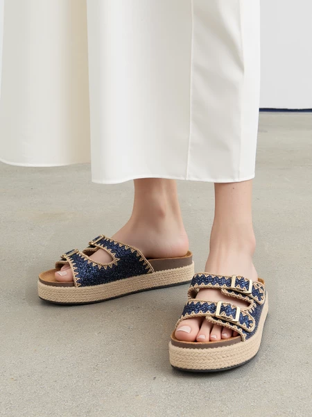 Klapki na koturnie z dwoma klamrami w kolorze Blue