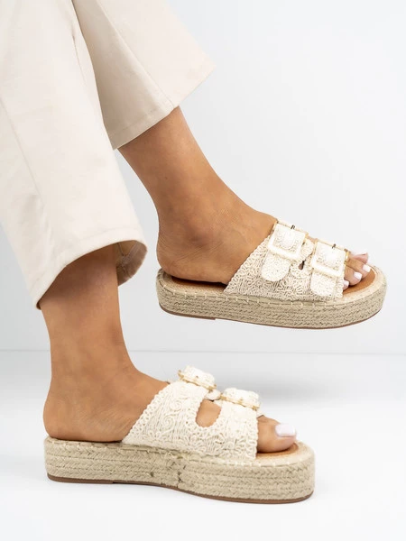 Klapki na koturnie z ozdobnymi klamrami w kolorze Beige