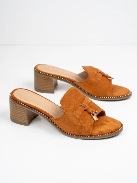 Klapki na obcasie damskie z ozdobnym detalem w kolorze Camel