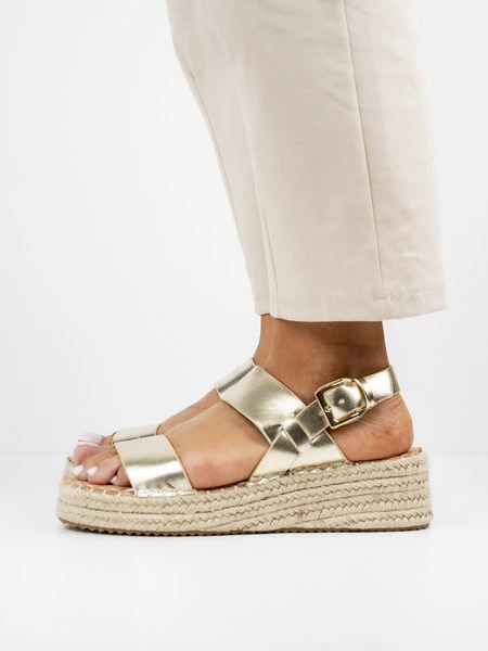 Sandały na koturnie z plecioną podeszwą w kolorze Gold