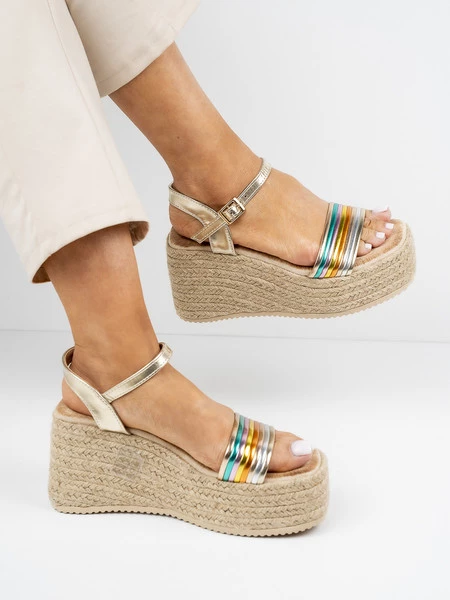 Sandały na koturnie z kolorowymi paskami w kolorze Colorfull