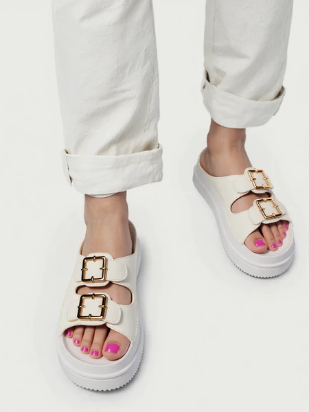 Klapki na koturnie z klamrami White