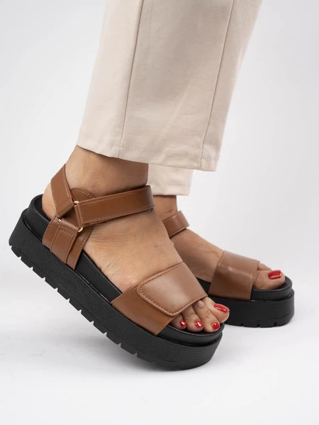 Sandały na platformie z regulowanym paskiem Camel