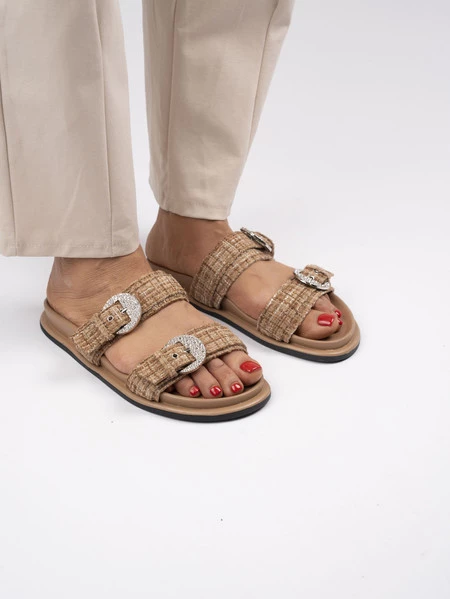 Klapki płaskie z ozdobną klamrą w kolorze Khaki