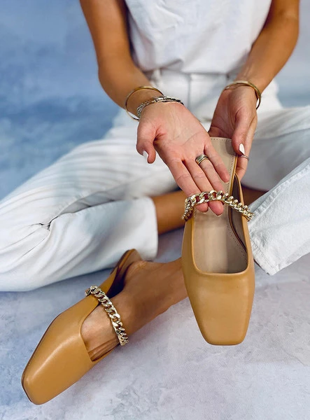 Klapki z łańcuszkiem CHIARA CAMEL