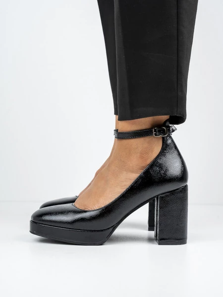 Czółenka damskie na obcasie z paskiem w kolorze Black