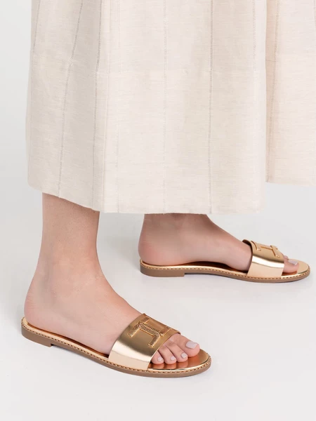 Klapki skórzane z metalowymi zdobieniami w kolorze Gold