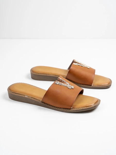 Modne klapki damskie Versa w kolorze Camel