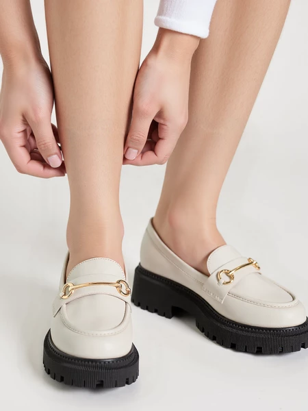 Damskie Mokasyny CARLA WHITE – Subtelna Elegancja z Wyrazistym Detalem