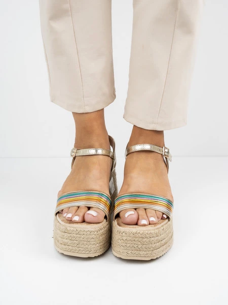 Sandały na koturnie z kolorowymi paskami w kolorze Colorfull