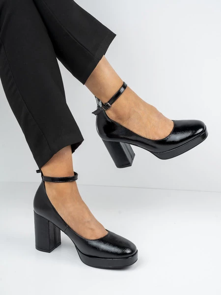 Czółenka damskie na obcasie z paskiem w kolorze Black