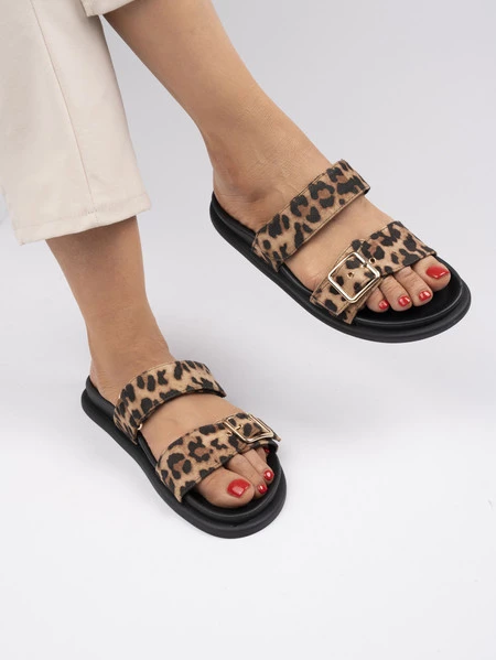 Klapki damskie z regulowaną klamrą w kolorze Leopard