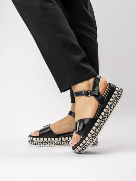 Klapki damskie z ozdobą złotą w kolorze Black