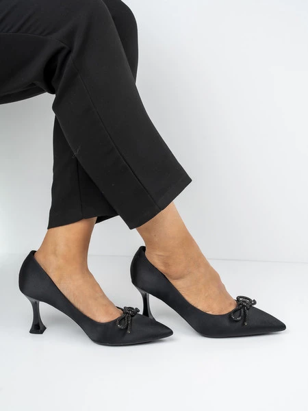 Czółenka z ozdobnym węzłem na niskim obcasie w kolorze Black