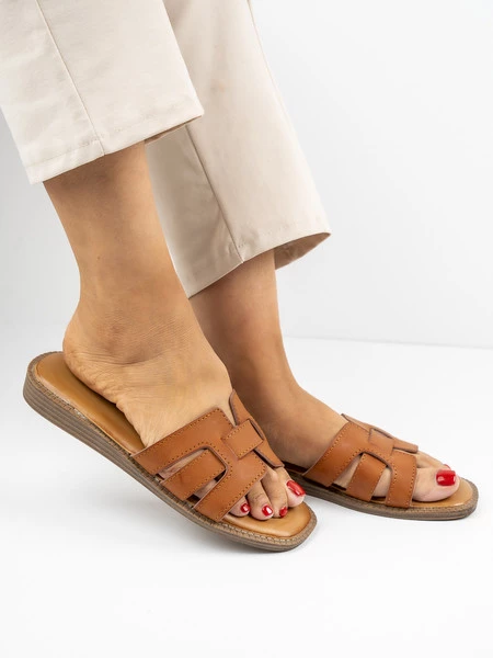 Modne klapki damskie Limoncello w kolorze Camel