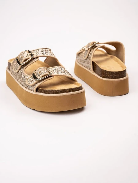 Klapki na koturnie z ozdobnymi klamrami w kolorze Beige