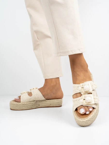 Klapki na koturnie z ozdobnymi klamrami w kolorze Beige