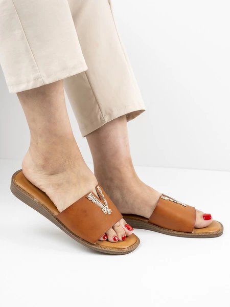 Modne klapki damskie Versa w kolorze Camel