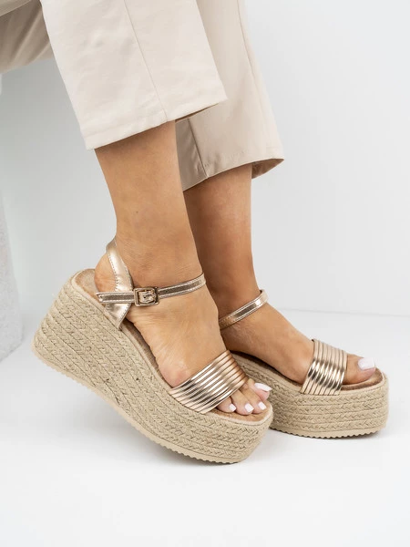 Sandały na koturnie z plecionki w kolorze Champagne