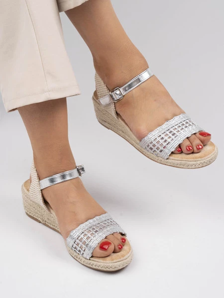 Sandały na koturnie z ażurowym wzorem i plecioną podeszwą Silver