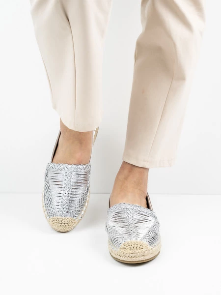 Klapki na obcasie eleganckie z ozdobnym detalem w kolorze Khaki