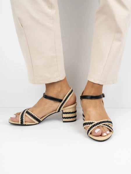 Sandały z paskami i plecionym wzorem w kolorze Black