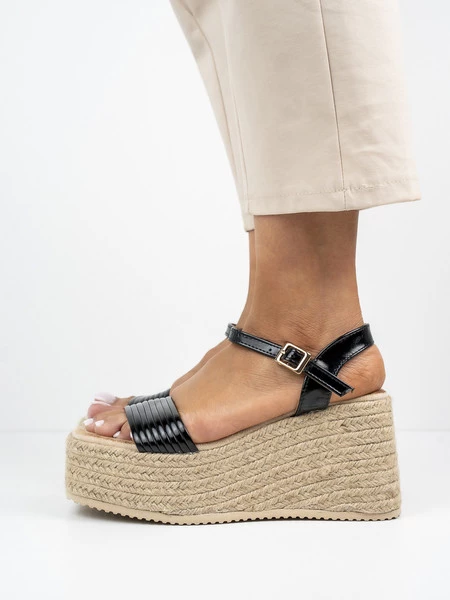 Sandały na koturnie z paskiem i plecioną podeszwą w kolorze Black