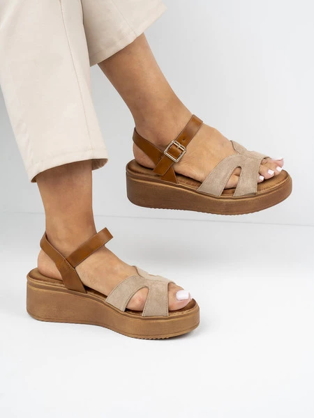 Sandały na koturnie z zamszowymi paskami w kolorze Khaki