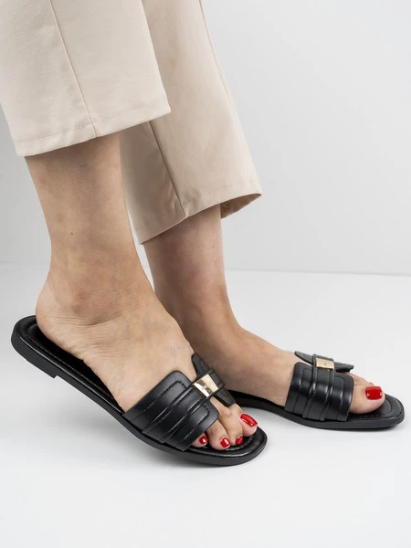 Klapki Aleksa w kolorze Black