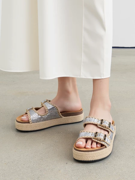 Klapki na koturnie z podwójnymi klamrami Silver