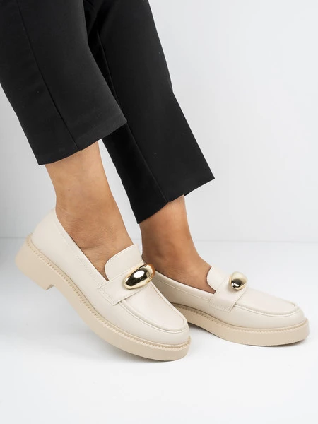 Mokasyny stylowe z metalowym zdobieniem w kolorze Beige