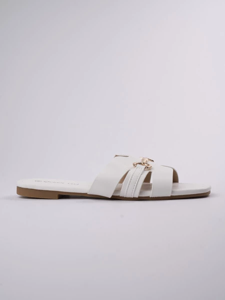 Klapki płaskie z metalową ozdobą White