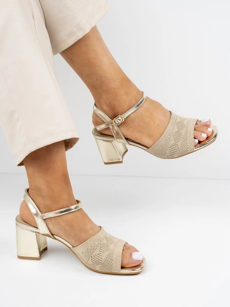 Sandały eleganckie z ażurowym wzorem na obcasie w kolorze Gold