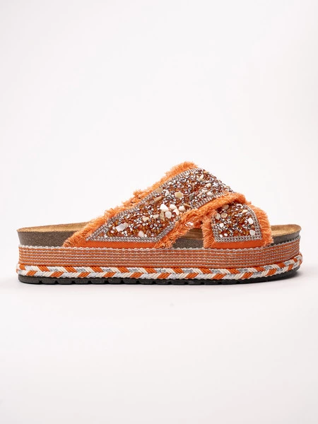Klapki na koturnie z cekinami i plecionym wzorem Orange