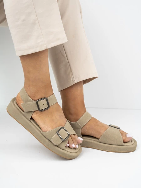 Sandały płaskie damskie z klamrą w kolorze Khaki