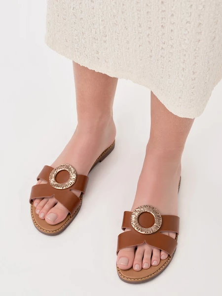 Klapki płaskie damskie ze skórzanymi paskami i złotą klamrą Camel