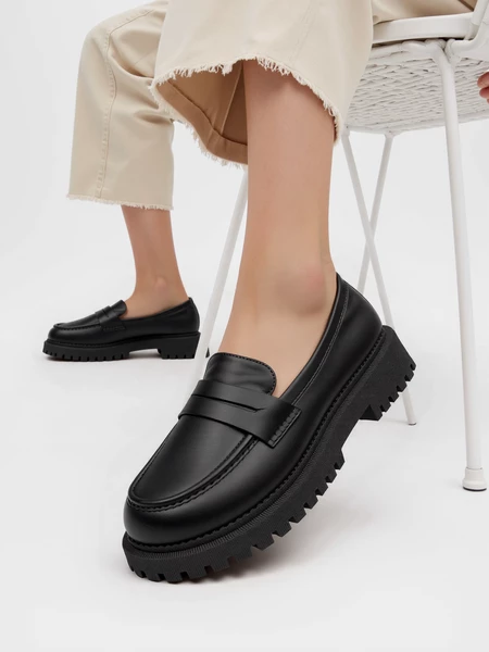 Damskie Mokasyny LAURA BLACK – Minimalistyczna Elegancja z Masywną Podeszwą