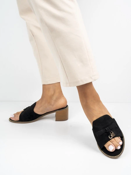 Klapki na obcasie z ozdobnym zapięciem w kolorze Black