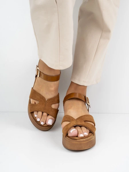 Sandały na koturnie z regulowanym paskiem w kolorze Camel