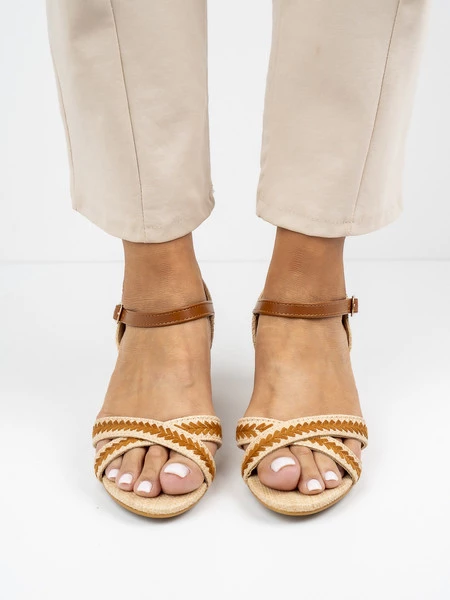 Sandały z paskami plecione eleganckie w kolorze Camel