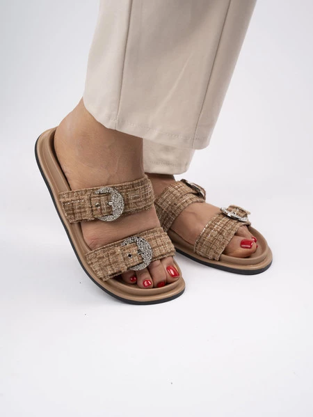 Klapki płaskie z ozdobną klamrą w kolorze Khaki