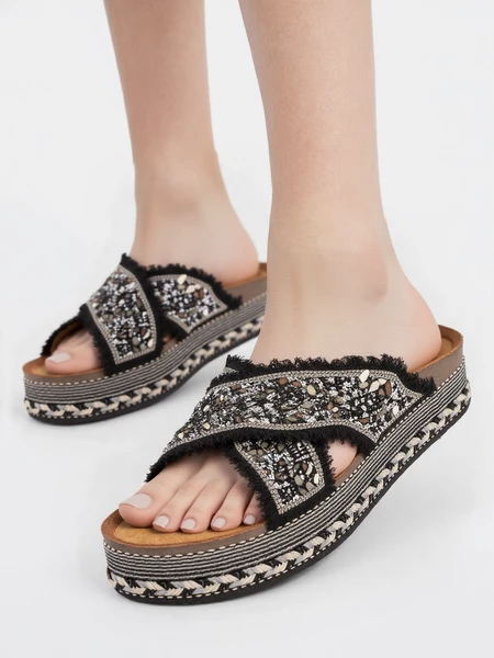 Klapki na koturnie z koralikami i plecioną platformą Black