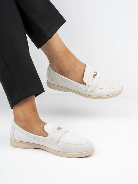 Mokasyny z elegancką ozdobą w kolorze Grey